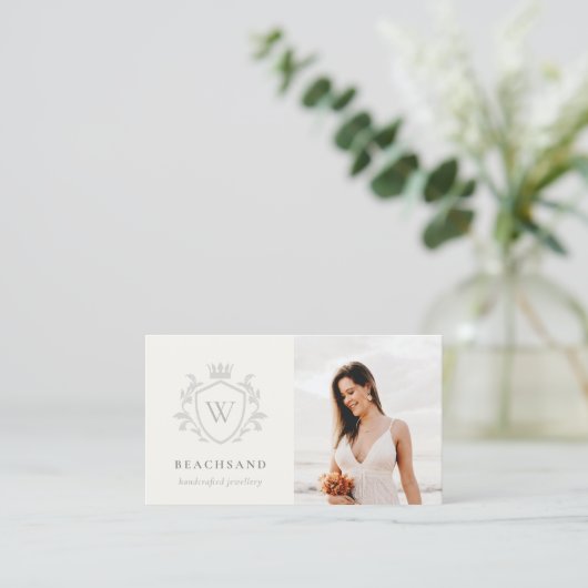 Classic Ivory Gray Monogram Floral Foto Wappen Visitenkarte (Stehend Vorderseite)