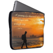 Classic Lao Tzu Journey Quote Laptopschutzhülle (Vorne Rechts)