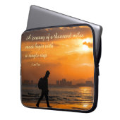 Classic Lao Tzu Journey Quote Laptopschutzhülle (Vorderseite Links)