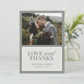 Classic Luxe | Elegantes Sage Green Wedding Foto Dankeskarte (Stehend Vorderseite)