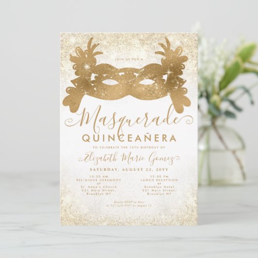 Classic Masquerade Maske Gold Glitzer Quinceanera Einladung (Stehend Vorderseite)