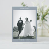 Classic Minimal Dusty Blue Foto Wedding Dankeskarte (Stehend Vorderseite)