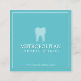 Classic Modern Dentist Tooth Logo auf Aqua Blue Quadratische Visitenkarte