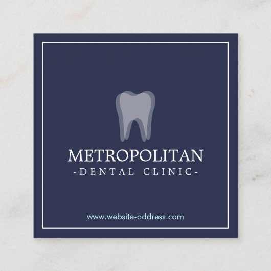 Classic Modern Dentist Tooth Logo auf Navy Blue Quadratische Visitenkarte (Vorderseite)