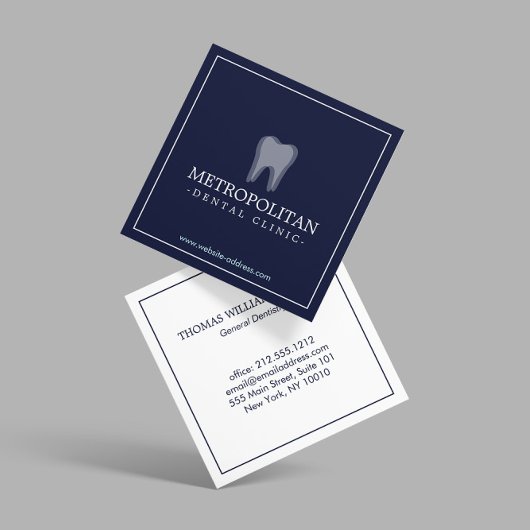 Classic Modern Dentist Tooth Logo auf Navy Blue Quadratische Visitenkarte