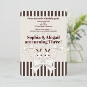 Classic Modern Stripe Bunny Twin Girl Geburtstag Einladung (Stehend Vorderseite)