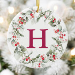 Classic Monogram Berry Wreath Christmas Keramik Ornament<br><div class="desc">Feiern Sie die Saison mit einem personalisierten Weihnachtsbaumschmuck rund um die Keramik, der Eleganz und Wärme in Ihr Urlaubshotel bringen soll. In der Mitte ist Ihr Monogramm in einem klassischen Serif-Schriftart umgeben von einem zarten Beerenkranz in Aquarelltönen, der einen zeitlosen und festlichen Look schafft. Auf der Rückseite ist Platz für...</div>