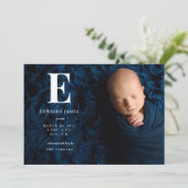 Classic Monogram Full Foto Neugeborene Geburt Ankündigung (Stehend Vorderseite)