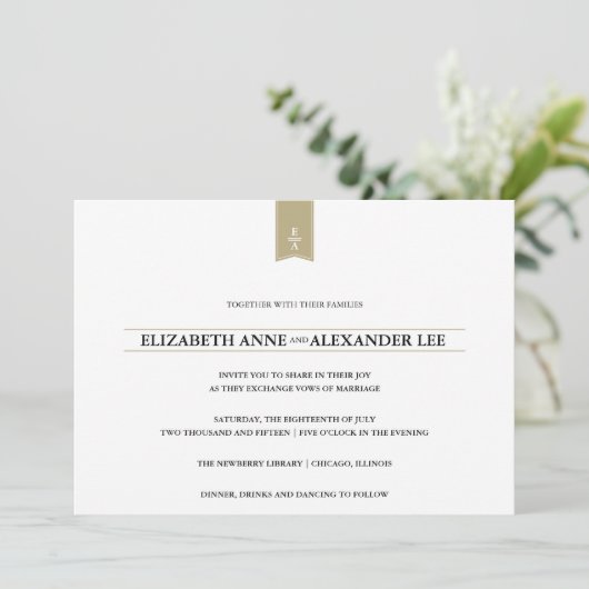 Classic Monogram Gold Wedding Einladung (Stehend Vorderseite)