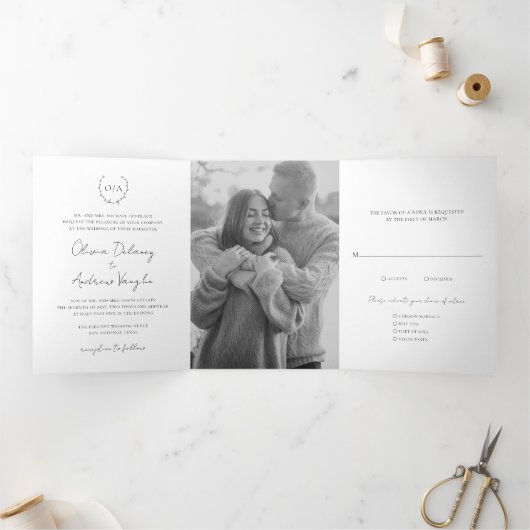 Classic Monogram Wreath Wappen Elegante Hochzeit Dreifach Gefaltete Einladung (Innenseite)