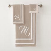 Classic Monogrammiertes Taupe/White Bath Set (Insitu)