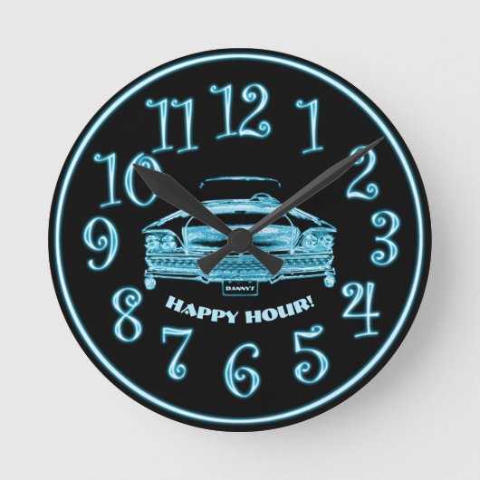 Classic Neon Car, Add Name to License, Happy Hour! Runde Wanduhr (Vorderseite)