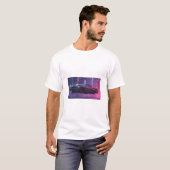 Classic Neon Noir Car in a Futuristic Night T-Shirt (Vorne ganz)