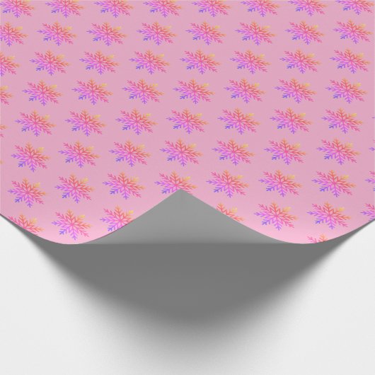 Classic Ombre Rainbow Snowflake Pattern on Pink Geschenkpapier (Ecke)