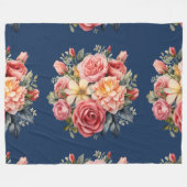 Classic Pink Roses Floral on a Blue Background Fleecedecke (Vorderseite (Horizontal))
