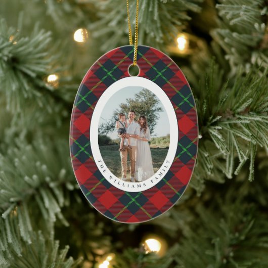 Classic Red and Green Plaid Family Photo Holiday Keramik Ornament (Baum)