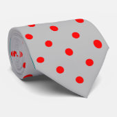 Classic Red Polka Dots on Silver Krawatte (Gerollt)