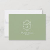 Classic Sage Green Floral Monogram Crest Wedding RSVP Karte (Rückseite)