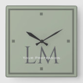 Classic Sage Green Monogram Office Accent Quadratische Wanduhr (Vorderseite)