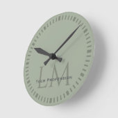 Classic Sage Green Monogram Office Decor Runde Wanduhr (Winkel)