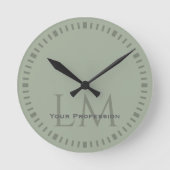 Classic Sage Green Monogram Office Decor Runde Wanduhr (Vorderseite)