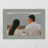 Classic Sage Green Monogram Wreath Wedding QR CODE Save The Date (Rückseite)