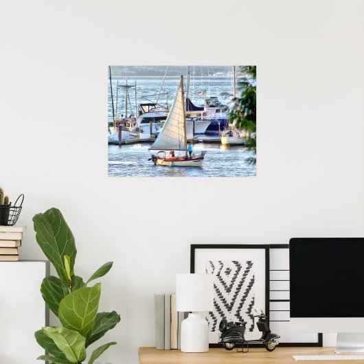 Classic Sailboat Sailing into Port Hadlock Marina Poster (Heimbüro)