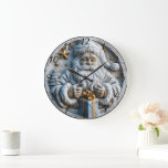 Classic Santa Christmas Magic Große Wanduhr<br><div class="desc">Ein wunderschön detailliertes Relief des Weihnachtsmanns enthält ein Geschenk,  das in Blau eingewickelt und mit einem goldenen Bogen geschmückt ist. Umgeben von festlichen Stars und einem Miniaturweihnachtsbaum erweckt dieses bezaubernde Kunstwerk den Geist des Gebens und die Freude an der Urlaubssaison.</div>