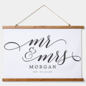 Classic Script Mr. & Mrs. Wedding Sign Banner Wandteppich Mit Holzrahmen (Vorne)