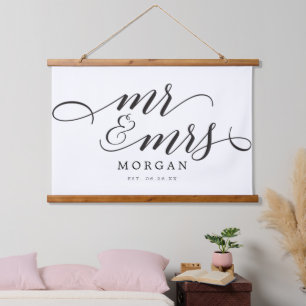Classic Script Mr. & Mrs. Wedding Sign Banner Wandteppich Mit Holzrahmen