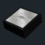 Classic Silver 25. Hochzeit-Anniversary-Geschenkbo Geschenkbox<br><div class="desc">Ein Digitalbcon-Bilderdesign mit einem silberfarbenen Satin-Design und klassischem Design-Design mit einer Vielzahl von individuellen Bildern, Formen, Mustern, Stilen und Schriftart in dieser einzigartigen "Classic Silver 25th Wedding Anniversary"-Geschenkboxen. Dieses elegante und ansprechende Design wird durch eine individuell anpassbare Textschrift ergänzt, die Ihren eigenen besondere Anlass zum Anzug bringt. KOMPLETTE IHRE JAHRESZEITIGKEIT...</div>