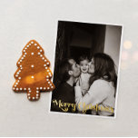 Classic Simple Vertical Foto Frohe Weihnachten Gol Folien Feiertagskarte<br><div class="desc">Feiern Sie die Saison mit diesem einzigartigen, klassischen, senkrechten Foto Merry Christmas Goldfolie-Urlaubskarte mit einer Touch von Vintagem Charme. Das minimalistische Design präsentiert eine elegante goldene Farbpalette, die den gemütlichen Geist des Winters widerspiegelt. Seine moderne Anziehungskraft, gepaart mit der traditionellen Formulierung, schafft ein perfektes Gleichgewicht zwischen Luxus und Klasse. Die...</div>