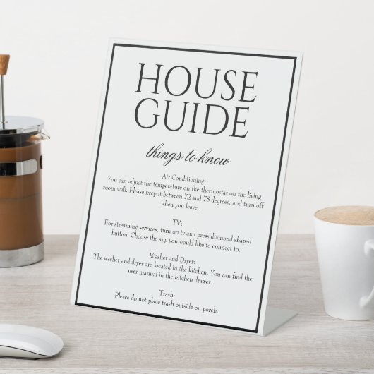 Classic Simple White House Guide Gästekonzept Sockelschild (In SItu)