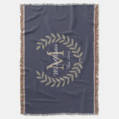 Classic Taupe Laurels Monogram + Familienname Decke (Vorderseite Vertikal)