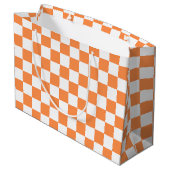 Classic visual orange checkerboard  große geschenktüte (Rückseite Schrägansicht)