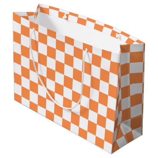 Classic visual orange checkerboard  große geschenktüte (Rückseite Schrägansicht)