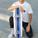 Classic White Blue Racing Stripes Gold Mit Monogra Skateboard<br><div class="desc">Erstellen Sie Ihre eigenen, personalisierten, klassischen Marinebrastreifen, coole, stilvolle, elegante Imitate goldene Typografie-Skript, beste Qualität harten Rock-Ahorn-Wettkampfdeck. Zum Anpassen geben Sie einfach Ihren Namen / Monogramm / Initialen ein. Während Sie hinzufügen / Design, werden Sie in der Lage sein, eine Vorschau auf Ihre Erstellung zu sehen, während der gesamten. Ein...</div>