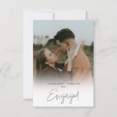 Classic Wir sind Verlobtes Foto Einladende weiße F Einladung (Vorderseite)