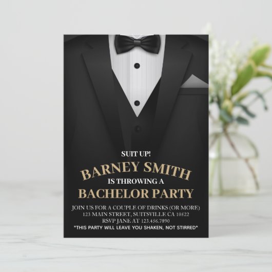 Classy Black Bow Krawatte Anzug Bachelor Party Ein Einladung (Stehend Vorderseite)