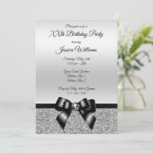 Classy Black Bow & Silver Glitzer Geburtstag Einladung (Stehend Vorderseite)