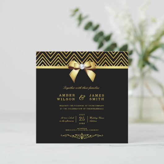Classy Black Gold Chevrons Diamond Bow Wedding Einladung (Stehend Vorderseite)