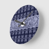 Classy Blue Baroque Muster von Leah G - Hubs Runde Wanduhr (Winkel)