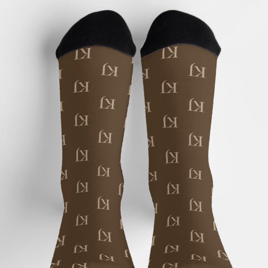 Classy Brown & Beige Monogram Initials Pattern Socken (Oben)