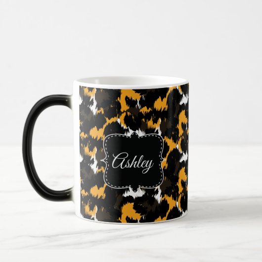 Classy Cheetah Print Splash Fun Monogram Custom Verwandlungstasse (Links)