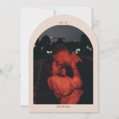 Classy Deep Red Whimsical Photo Arched Wedding Einladung (Rückseite)