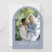 Classy Dusty Blue Floral Boho Chic Arched Wedding Einladung (Rückseite)