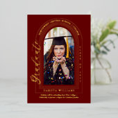 Classy Elegant Arched Foto Maroon Abschluss Folieneinladung (Stehend vorne)