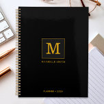 Classy Elegant Black Gold Monogram Name Planer<br><div class="desc">Passen Sie den Text an und erstellen Sie einfach Ihren personalisierten Planer. Klicken Sie auf ENTWURF BEARBEITEN, um die Hintergrundfarbe oder Textfarbe zu ändern. Sie können dieses Design auf andere Zazzle-Produkte übertragen und an die meisten Zazzle-Produkte anpassen. Standard Studio-Designs werden in hochauflösender Grafik für berufliche Drucke erstellt. Vielen Dank, dass...</div>