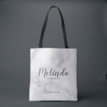 Classy Elegant Marble Personalisiert Bridesmaids Tasche<br><div class="desc">Klassische Elegant Marmor Modernes Drehbuch Personalisierte Bridesmaids Tote Bag mit personalisierten Bräunungsnamen im modernen kalligraphischen Schriftart Stil mit Titel und Hochzeitstermin in modernen sans serif Schriftart Stil auf weißem Marmor Hintergrund. Auch perfekt für die Trauzeugin, Blumenmädchen, Brautmutter und vieles mehr.</div>
