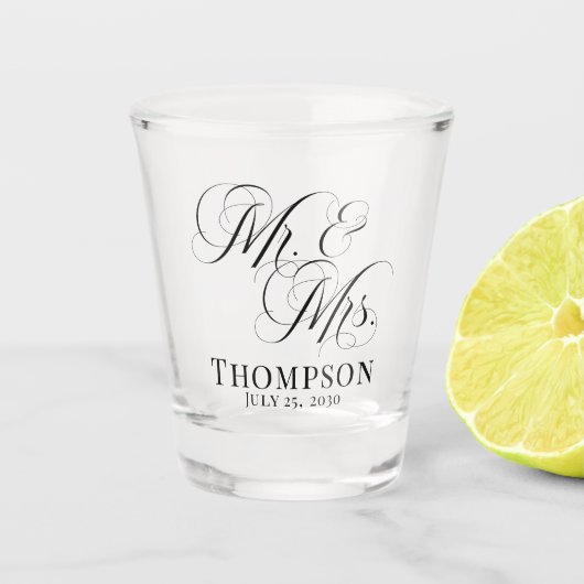 Classy Elegant Script Mr. and Mrs. Personalisiert Schnapsglas (Vorderseite)